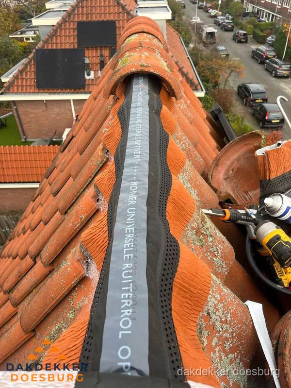 Dakdekker vervangt nokvorst met ruiterrol op pannendak in Doesburg Dakdekker vervangt nokvorst met ruiterrol op pannendak in Doesburg