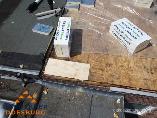 Plat dak isolatie met Kingspan isolatieplaten tijdens renovatie in Doesburg Plat dak isolatie met Kingspan isolatieplaten tijdens renovatie in Doesburg