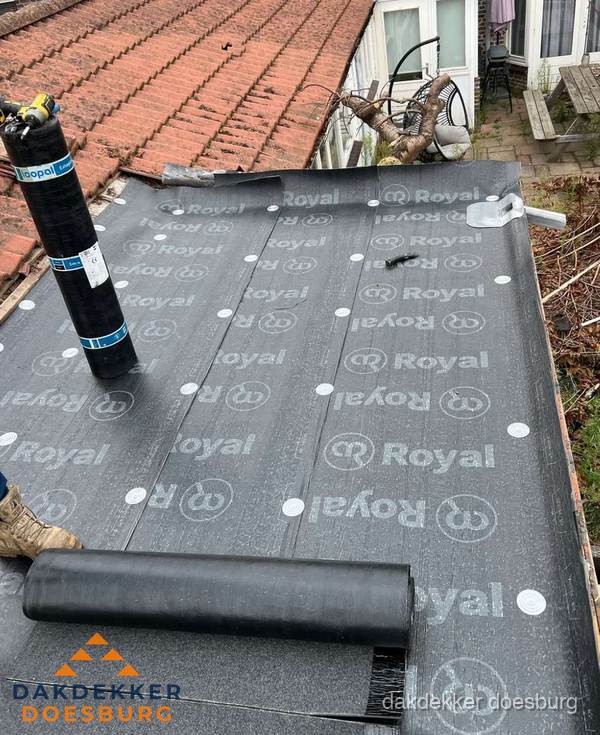 Bitumen dakbedekking leggen op plat dak aanbouw in Doesburg Bitumen dakbedekking leggen op plat dak aanbouw in Doesburg