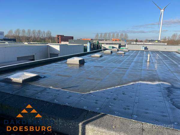 Plat dak bedrijfspand met bitumen dakbedekking en lichtkoepels in Doesburg Plat dak bedrijfspand met bitumen dakbedekking en lichtkoepels in Doesburg