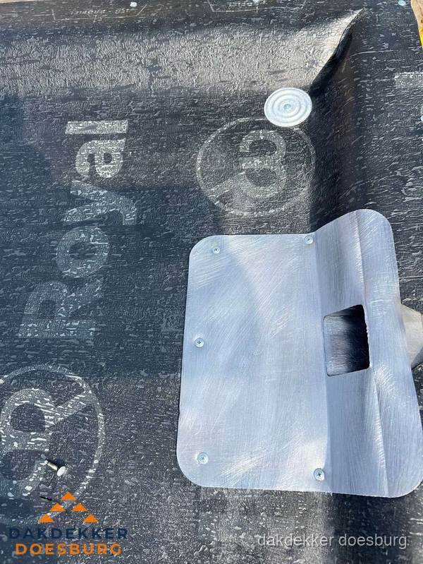 Dakdoorvoer met metalen afvoerplaat op bitumen dak in Doesburg Dakdoorvoer met metalen afvoerplaat op bitumen dak in Doesburg