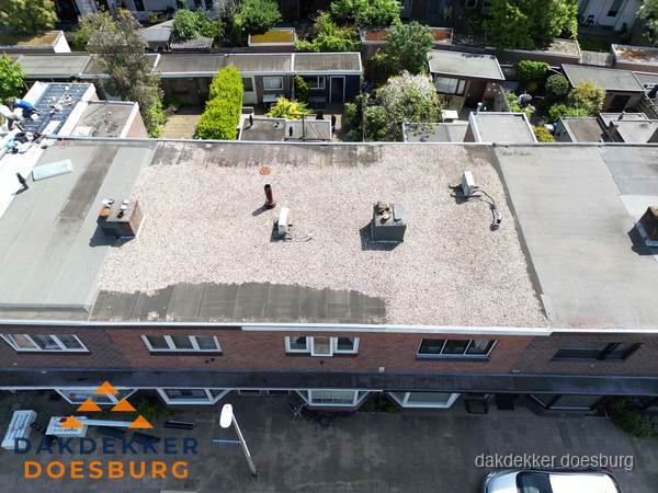 Plat dak met grindballast en dakdoorvoeren in Doesburg Plat dak met grindballast en dakdoorvoeren in Doesburg