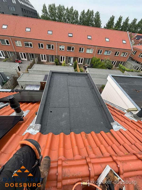 Bitumen dak reparatie op plat dak tussen dakpannen in Doesburg Bitumen dak reparatie op plat dak tussen dakpannen in Doesburg