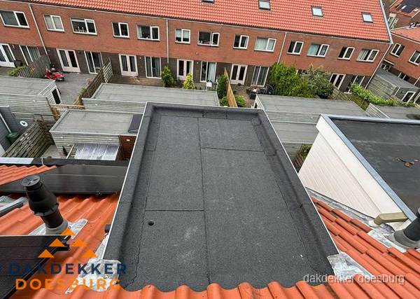 Plat dak met bitumen bedekking naast dakkapel in Doesburg Plat dak met bitumen bedekking naast dakkapel in Doesburg